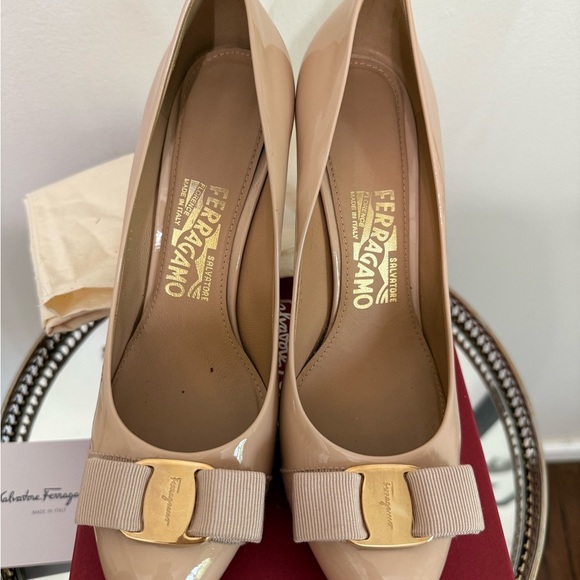 FERRAGAMO VARA BOW PATENT PUMP - Picture 6 of 10